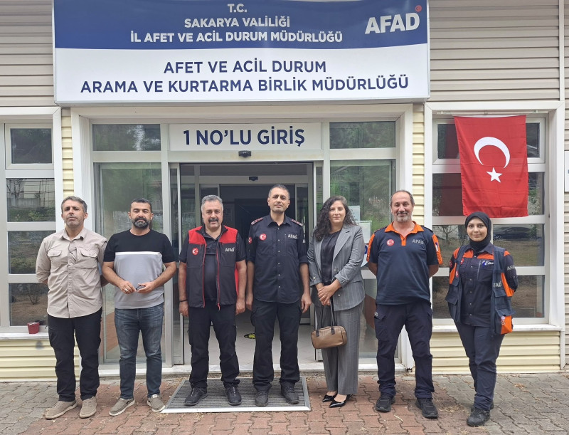 Genel Sekreterimiz Özgür SÜZGÜN, Sakarya İl Temsilcimiz Selma DEMİR, iş yeri temsilcilerimiz Harun ÇALPAK ve Tahir ÇELİK; Sakarya İl Afet ve Acil Durum Arama ve Kurtarma Birlik Müdürümüz Sayın Selçuk ARPACIOĞLU’nu ziyaret etti.