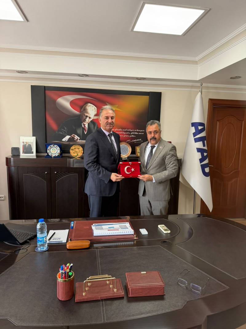Genel Sekreterimiz  Özgür SÜZGÜN ve Ankara 3 nolu şube başkanımız Turgay ÇAKIR ve şube başkan yardımcımız Sinan KOÇU, Ankara İl Afet Acil Durum Müdürlüğüne İl Müdürü olarak atanan Sayın Mahmut ÇOŞKUN beye ziyaret etti.