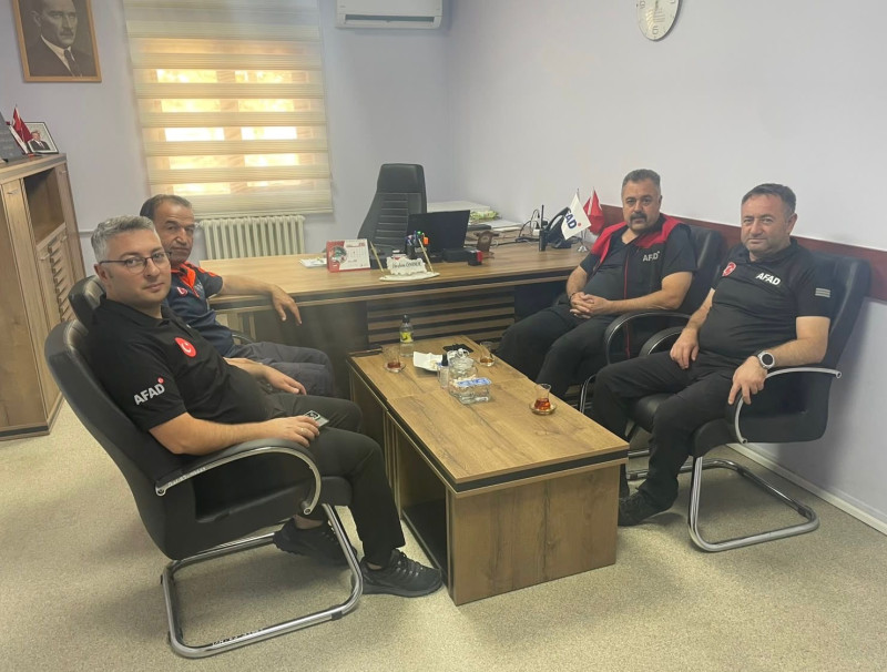 Genel Sekreterimiz Özgür SÜZGÜN, Afyonkarahisar Şube Başkanımız Tolga ŞAHİNER ve Birlik Müdür Vekilimiz Vahit YILDIZ, Afyonkarahisar İl Afet ve Acil Durum Müdürlüğüne İl Müdür Yardımcısı olarak atanan Sayın İbrahim ÖNDER Bey’e ziyarette bulundu.