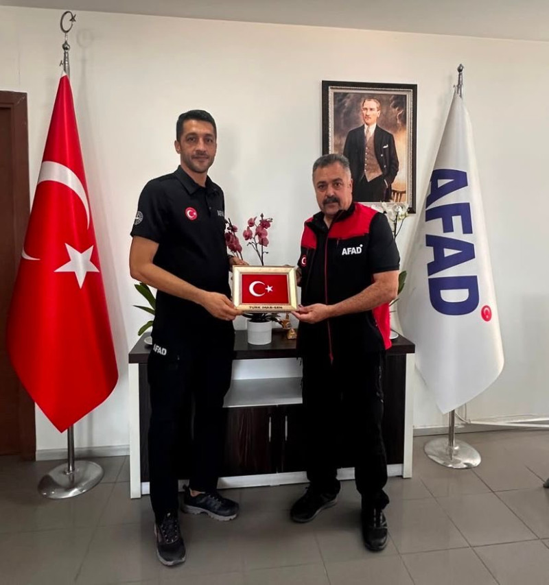Genel Sekreterimiz Özgür SÜZGÜN, Ankara 3 No’lu Şube Başkan Yardımcılarımız İbrahim Savaş BAYRAM ve Sinan KOÇU ile İşyeri Temsilcimiz Mahmut BAYAR, Ankara Afet ve Acil Durum Müdürlüğüne Birlik Müdürü olarak atanan Sayın Taha Yasin DAL Bey’e ziyarette bulu
