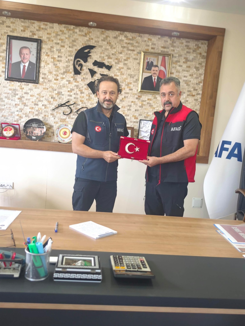 Genel Sekreterimiz Özgür SÜZGÜN, Sakarya İl Temsilcimiz Selma DEMİR, iş yeri temsilcilerimiz Harun ÇALPAK ve Tahir ÇELİK; Sakarya İl Afet ve Acil Durum Müdürlüğüne İl Müdürü olarak atanan Sayın Taner BAYINDIR’ı ziyaret etti.